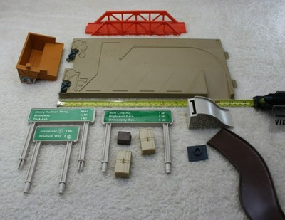 Vintage 1985 Hot Wheels Sto and Go Railroad Freight Yard Track & Signs Lot