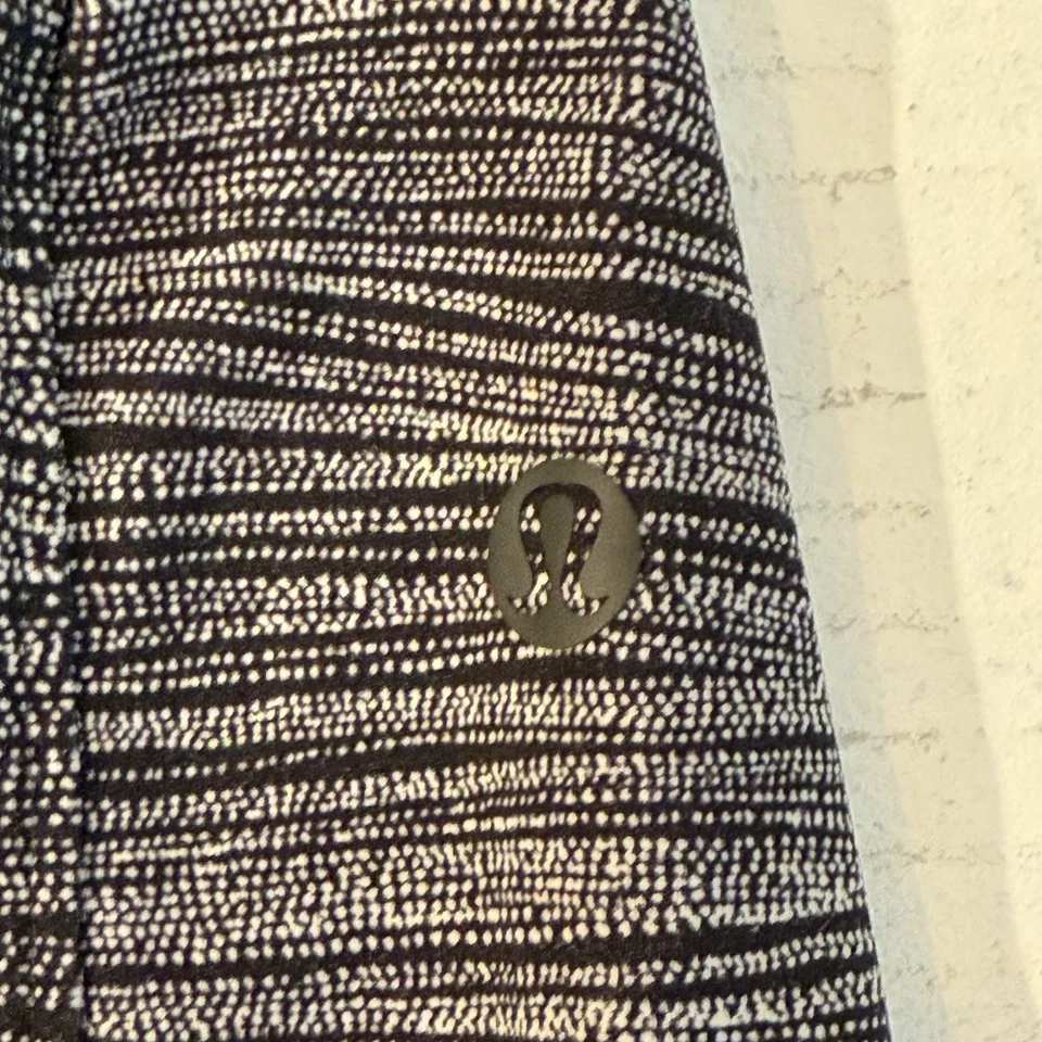 Pantalones Cortos Lululemon On The Fly 2.5" Mujer 4 Bit Point Gris Hielo Negro Calce Relajado Foto 3 de 4