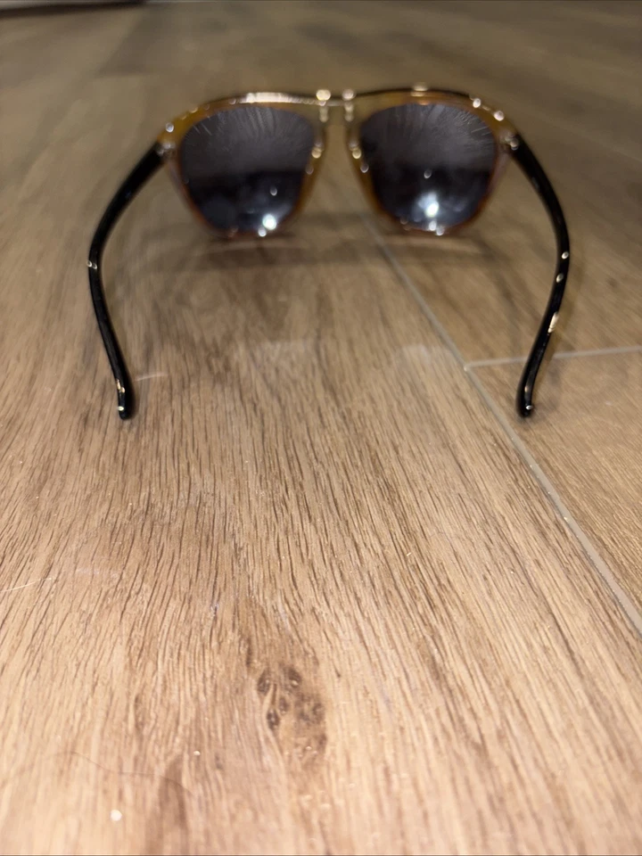 Gafas de sol abatibles Conor McGregor negras y con estampado de guepardo. Foto 4 de 4