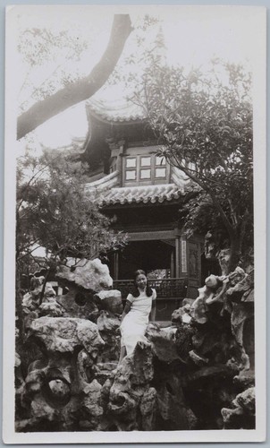Photo instantanée pavillon rocher jardin et dame, Shanghai Chine voyage 1936 - Photo 1/2
