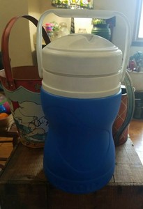 VINTAGE IGLOO 1/2 HALF GALLON WATER JUG COOLER BLUE WHITE ...