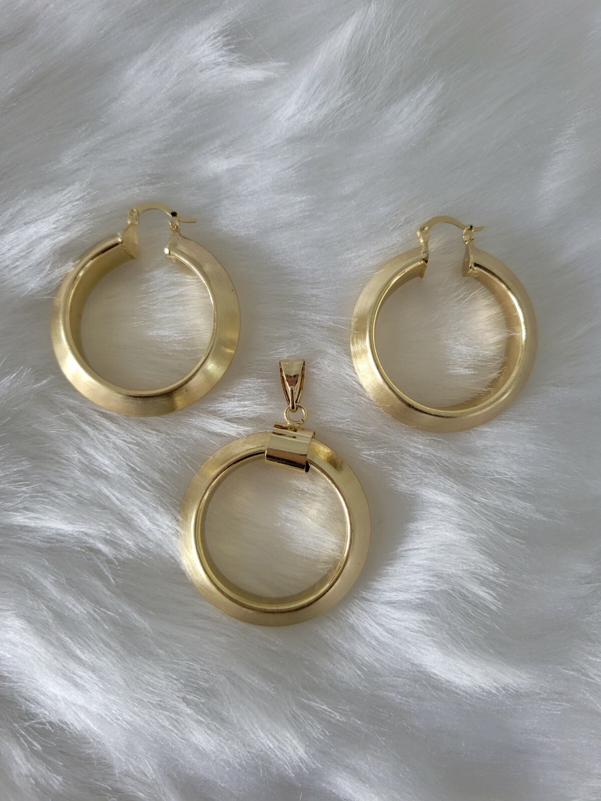 Dangling Earring with Matching Pendant Gold Jewelry Earrings and Pendant Set