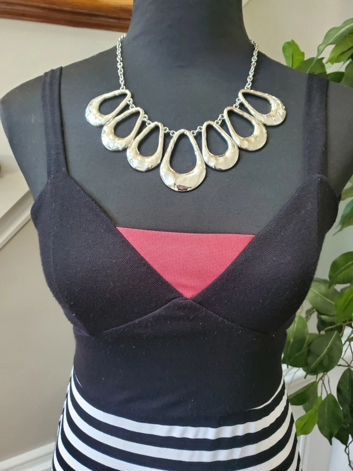 Maxi vestido largo sin mangas de rayón blanco y negro Bebe Plus para mujer talla S Foto 2 de 4