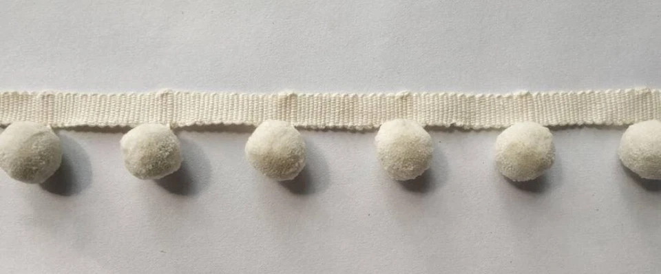 Mini pompón ribete marfil Foto 3 de 4