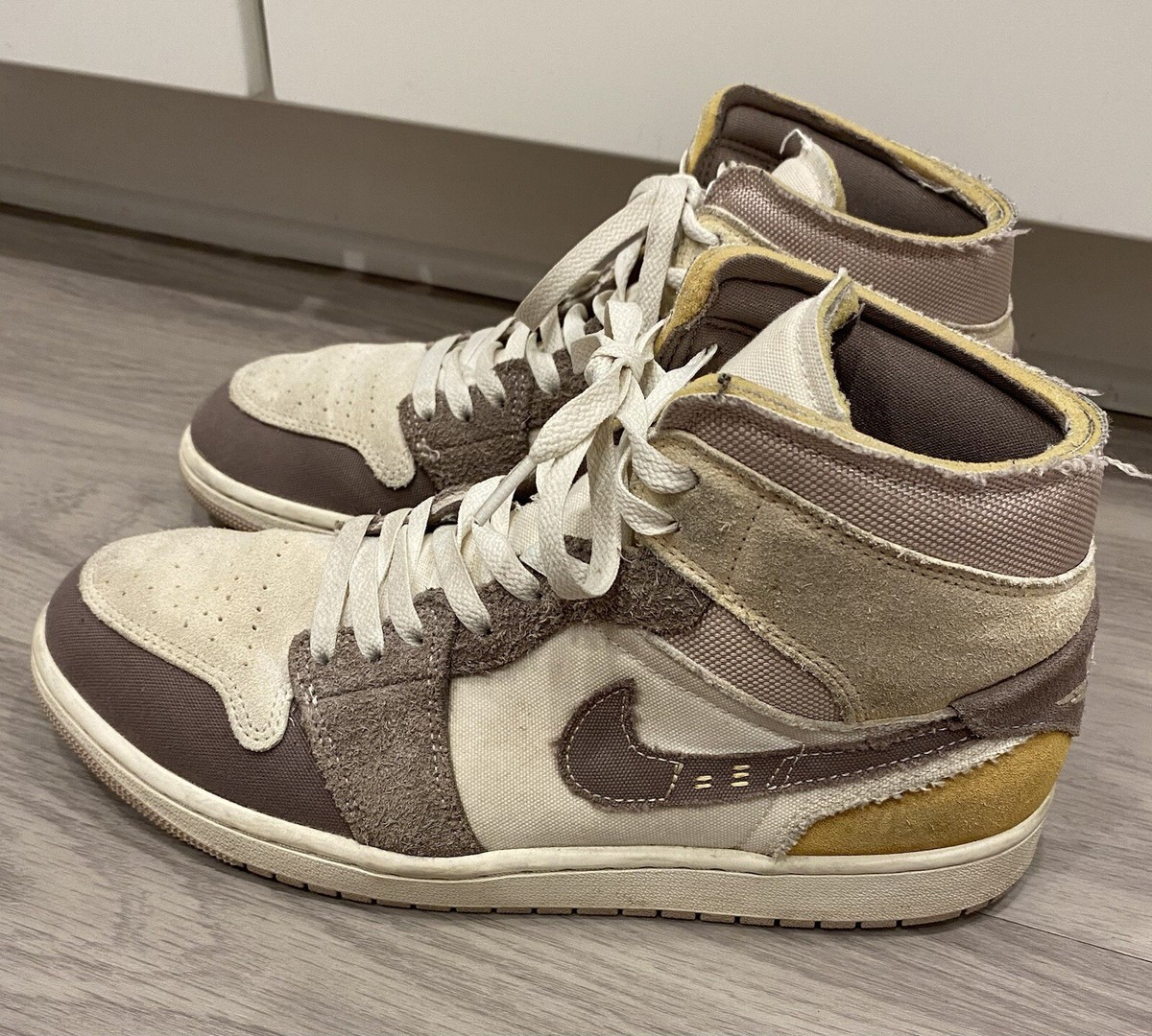 Jordan DM9652-102 シューズ US 10 Air Jordan 1 Mid SE Craft DM9652-102 | SneakerNews.com