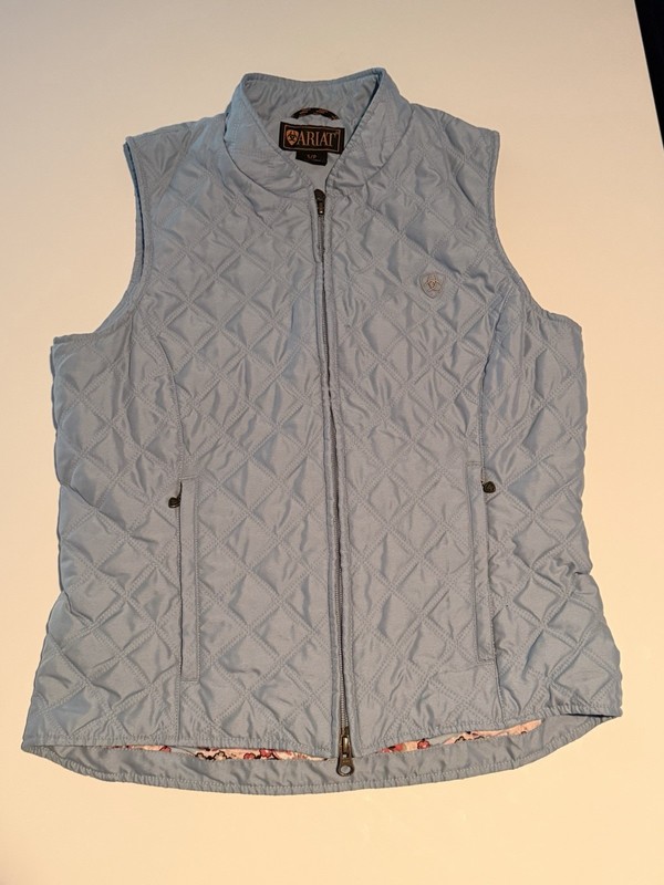 Ariat quilted vest is light blue and features a floral patterned lining sz sp