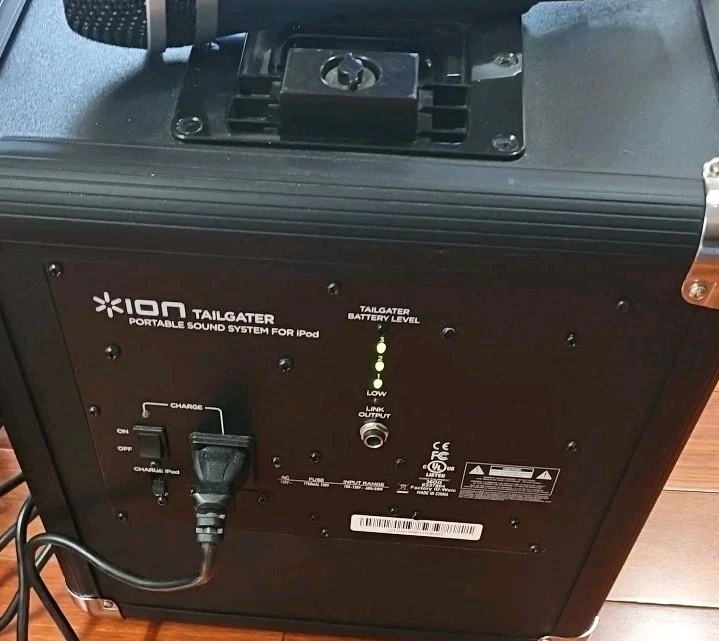 Sistema de sonido portátil Ion Tailgater para iPod base de carga micrófono Foto 2 de 4