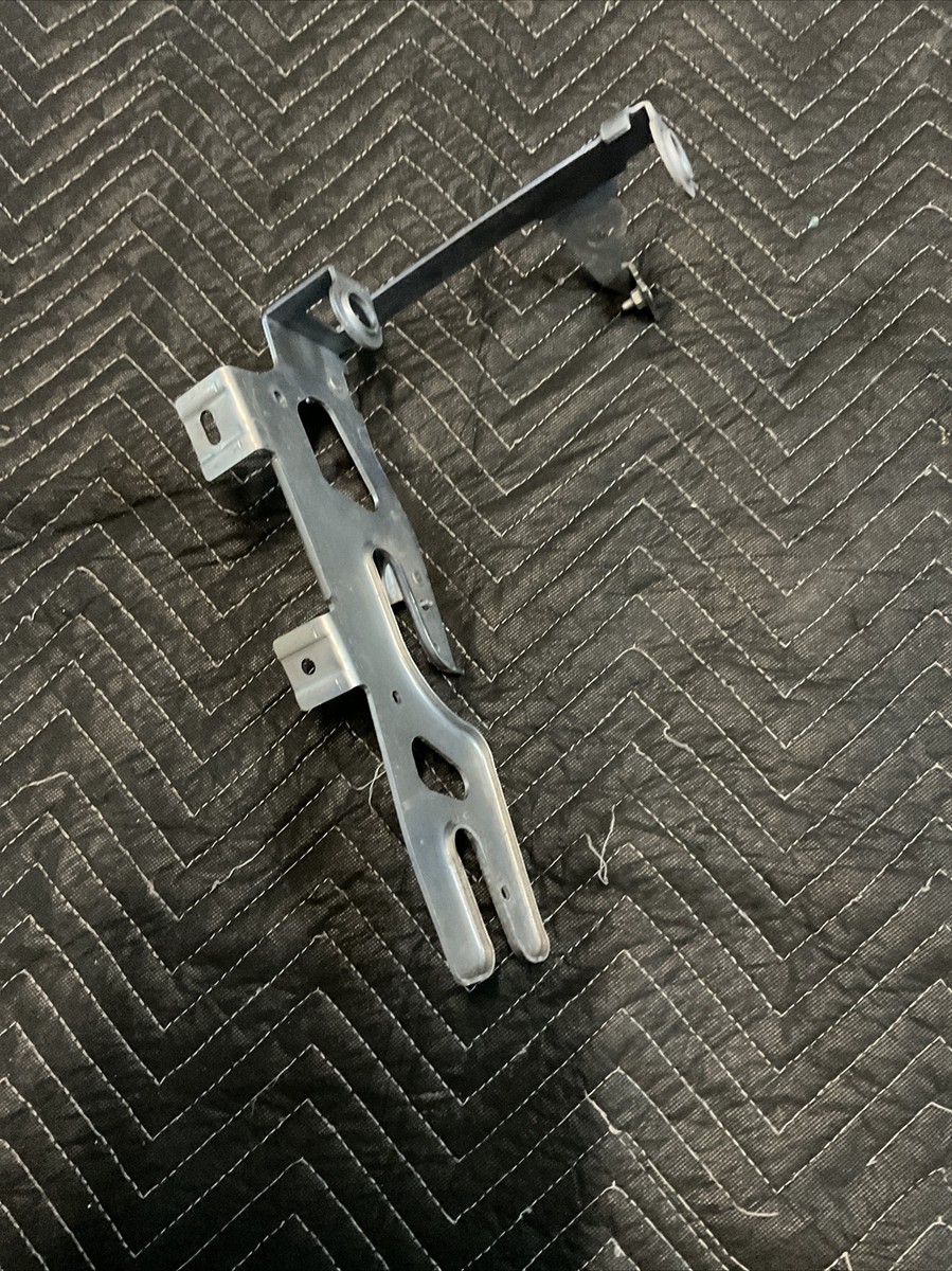 2018-2021 MERCEDES E63S AMG FRONT RIGHT AUXILIARY COOLER BRACKET