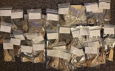 Lot 100 Plus Vtg Keys Various Sizes & Styles I to R Bagged for Flea Market /Ebay