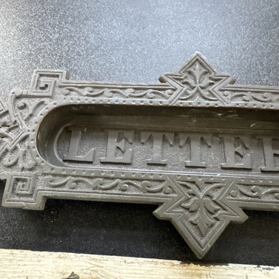 Letras/papéis vitorianos antigos de latão 8-1/8” X 3-1/8” - Imagem 4 de 4