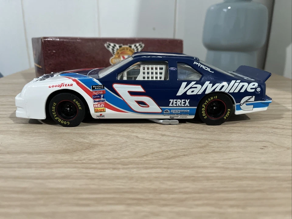 Nascar Diecast 6 Mark Martin Valvoline Thunderbird 1:24 edición BANK 1995 Foto 2 de 4