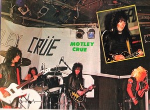 11x8 crue kerrang motley