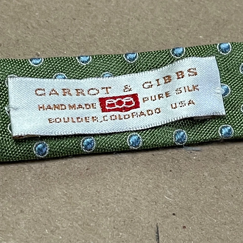 Pajarita de seda Zanahoria & Gibbs punto verde y azul ajustable hecha a mano en Colorado Foto 2 de 4