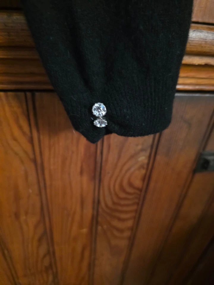 Cardigã anos 60 vintage lã de cordeiro com preto com colarinho de pele destacável com strass - Imagem 4 de 4