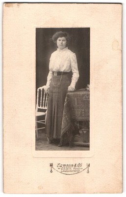 Fotografie Samson & Co., Essen /Ruhr, Limbeckerstrasse 12, Junge Dame in Rock u 