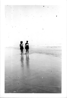Mysterious Busty Women Nice Legs Feet Walking on Beach ~ 1940s Vintage Photo