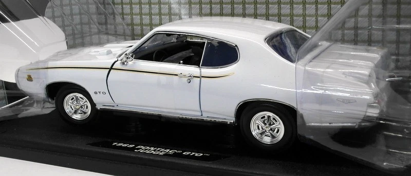 Motor Max 1/18 Scale Diecast 73133 - 1969 Pontiac GTO Judge - White - Image 3 of 4