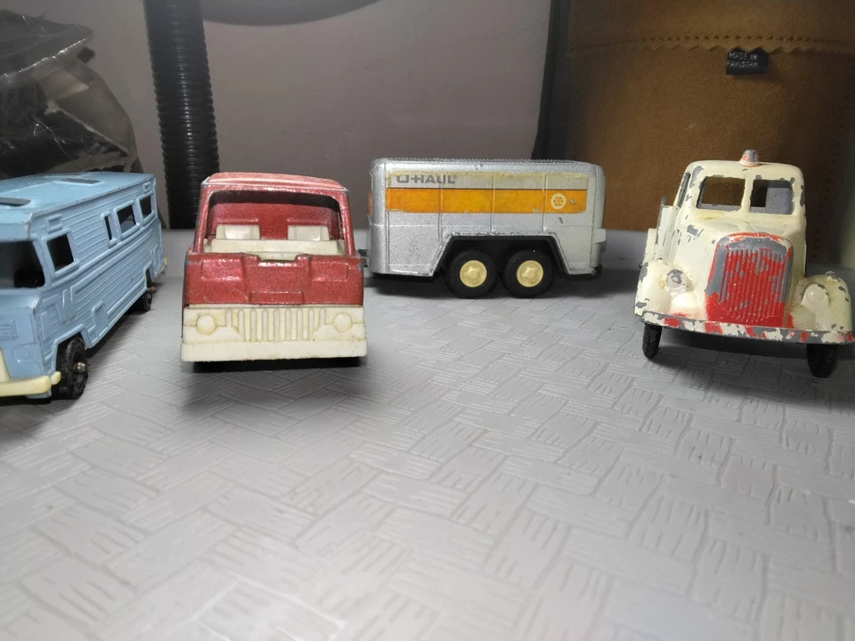 Este lote incluye 5 juguetes diecast vintage. 4 fueron hechos por Tootsie Toys, Hubley Foto 2 de 4