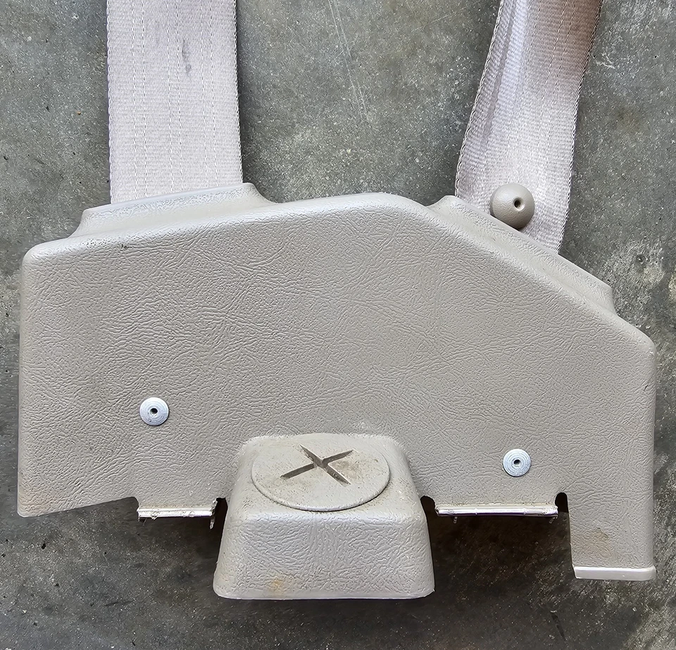 88-98 1997 SILVERADO SUBURBAN TAHOE ВОДИТЕЛЬ ПЕРЕДНИЙ РЕМЕНЬ БЕЗОПАСНОСТИ НАТЯЖИТЕЛЬ ЖЕЛТОВАТО-КОРИЧНЕВЫЙ OBS - Изображение 2 из 4