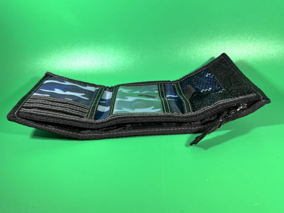 Cartera Spring Gap 2003 azul marino con interior camuflada gancho y bucle triple pliegue Foto 3 de 4