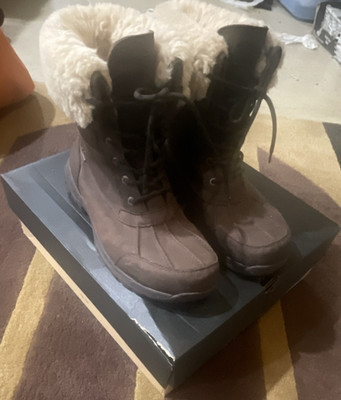 UGG Men s Brown Suede Sheepskin Lined Lace-Up Ankle Bootie US 10