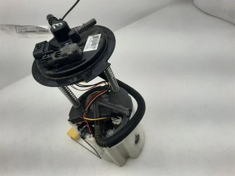 Топливный насос VIN J 11-значный ограниченный бак смонтирован 11-17 GMC Acadia 22957143 - Изображение 3 из 4