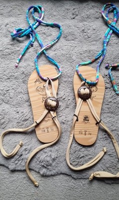 Chala Made in Mexico Sandalen mit austauschbare Riemen und Holzverzierungen