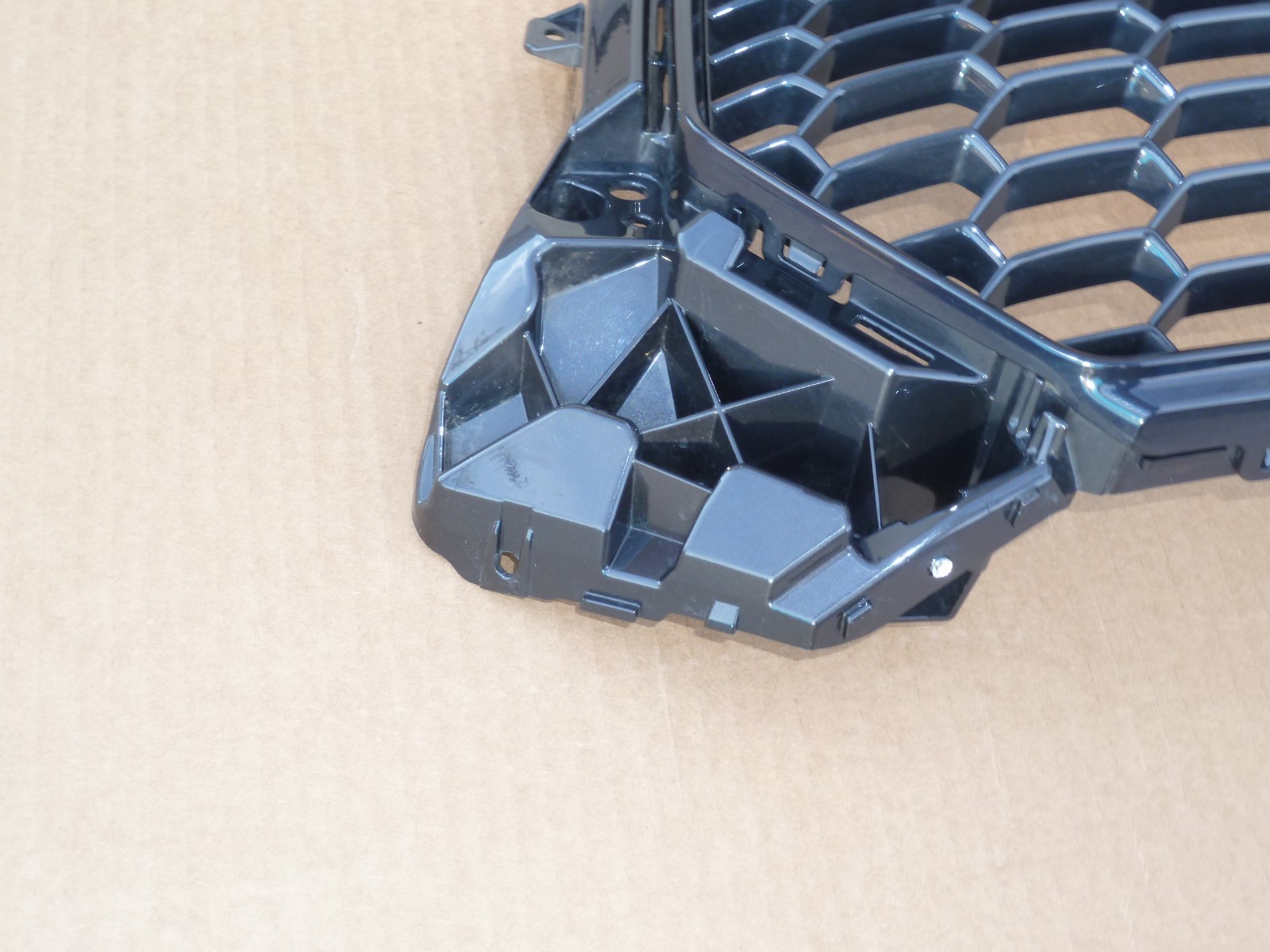 2017-23 AUDI R8 SPYDER 4S3 4S9 4SR FRONT BUMPER RADIATOR GRILLE USED DAMAGED OEM
