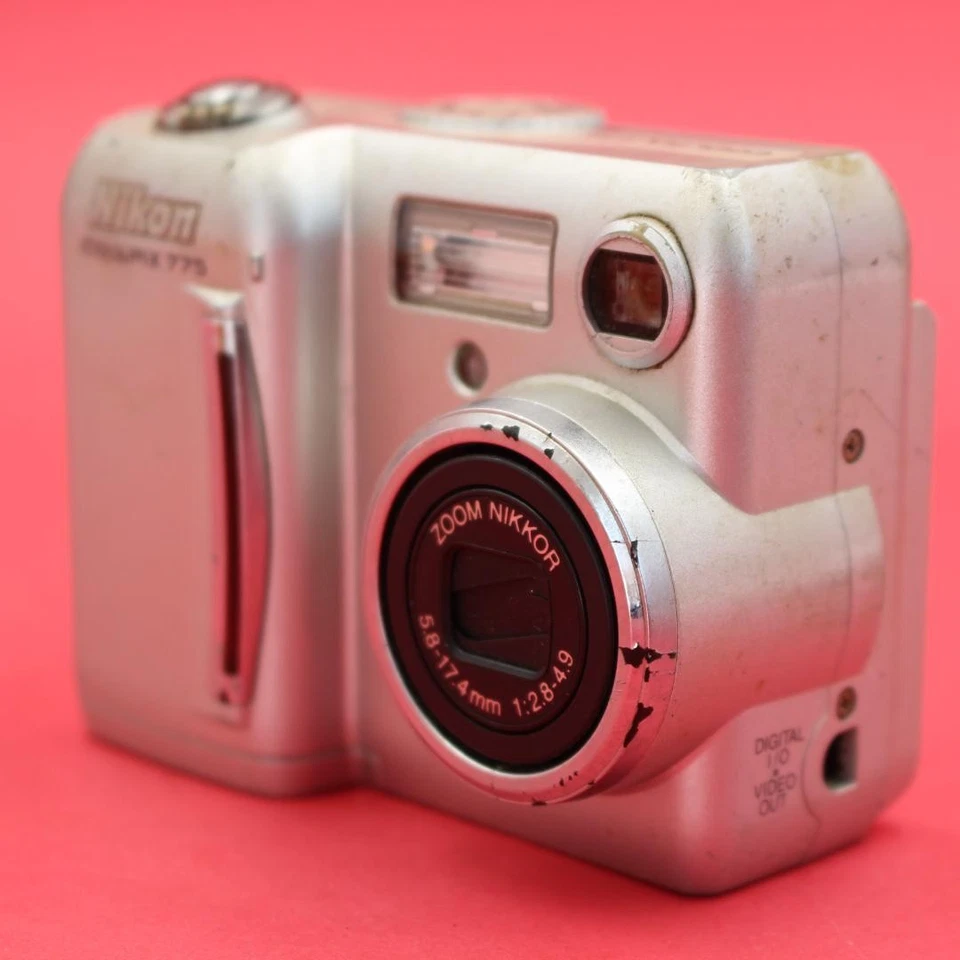 Lente NIKKOR ZOOM PLATEADA PROBADA PARA CÁMARA DIGITAL COMPACTA Nikon COOLPIX 775 Foto 2 de 4