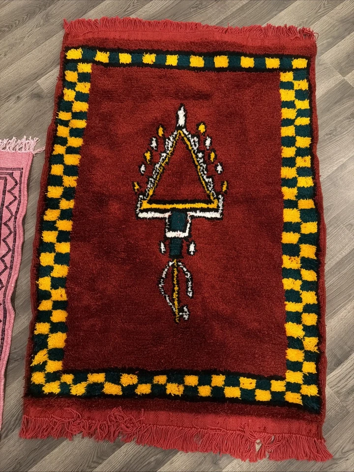 Alfombra bereber marroquí tejida a mano. Foto 2 de 4