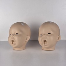 2 cabezas de bebé somnoliento y 3 brazos - The Doll Inc.