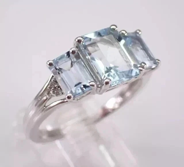 Alianza de 3 piedras enchapada en oro blanco de 14 quilates aguamarina simulada corte esmeralda de 3 quilates Foto 4 de 4