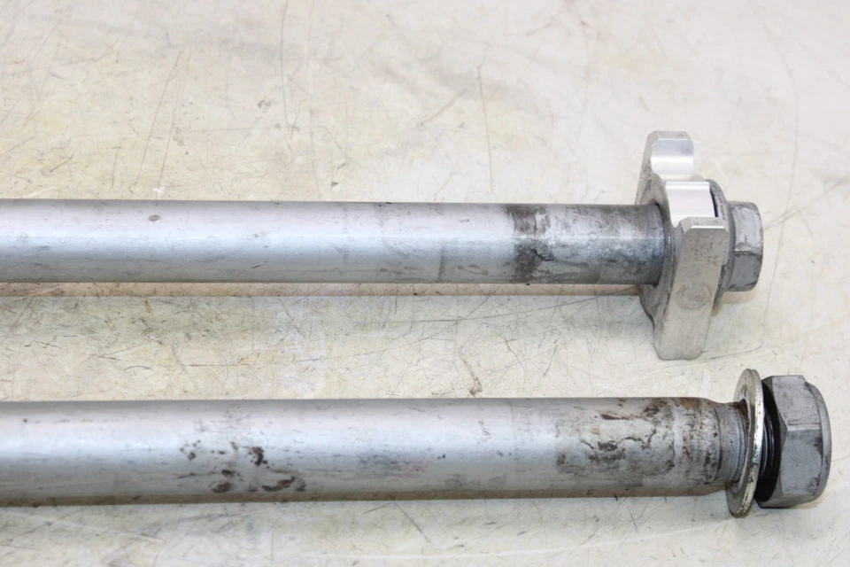 14-16 HONDA CBR650F OEM EJE TRASERO LLANTA RUEDA TRASERA EJE PERNO PIVOTE CON PERNO Foto 3 de 4