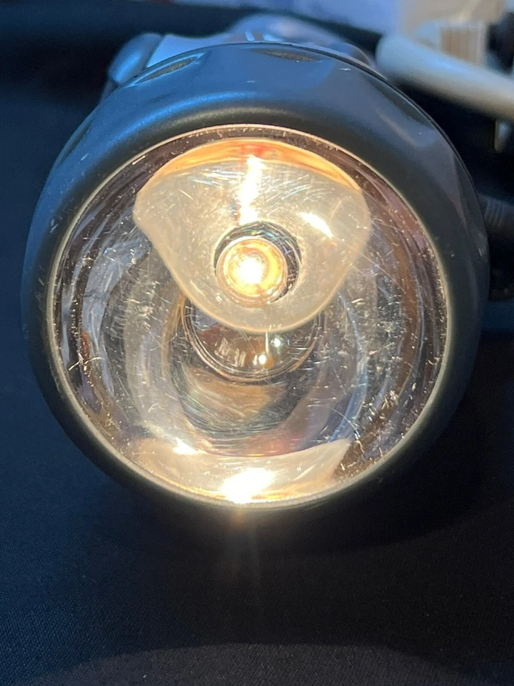 Silver Dynamo Multi-Function Hand-Crank Flashlight With Radio LED Emergency Ligh - Image 3 of 4