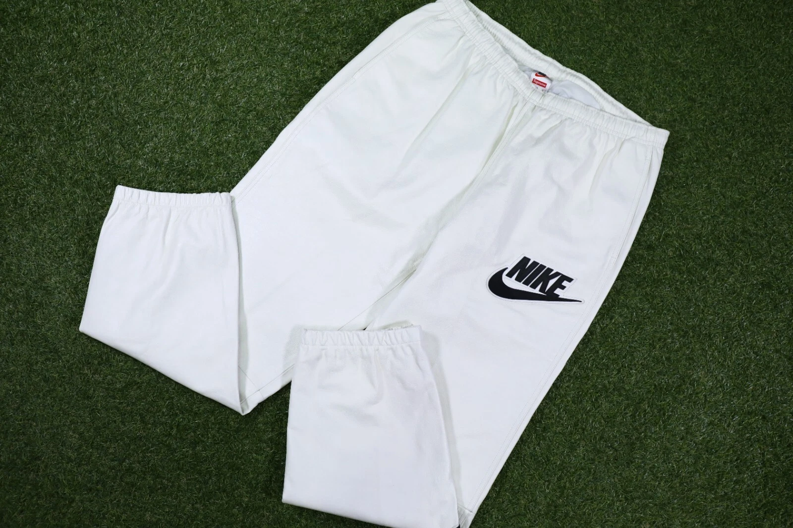 Pantalon d'échauffement en cuir blanc Nike x Supreme FW19 taille L