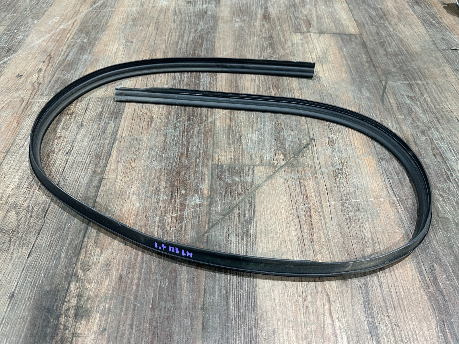 2018-2024 LAMBORGHINI URUS LEFT ROOF SEAL STRIP OEM 4ML854543
