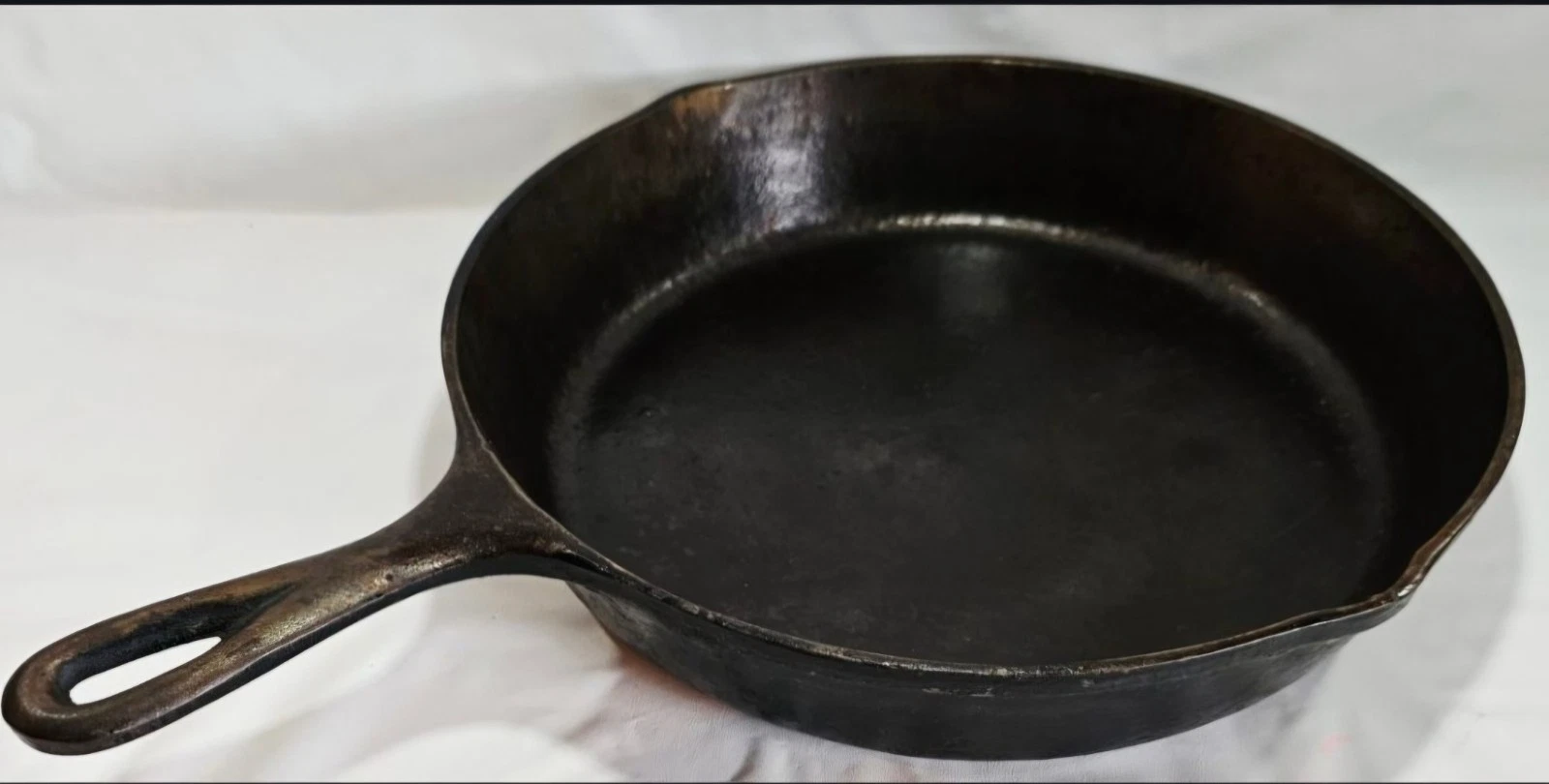 Vintage #8 SK LODGE D2 Cast Iron 3 Notch Heat Ring Skillet Pan With Pour Spouts