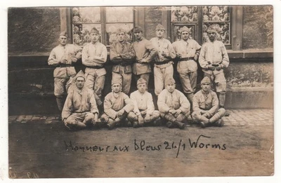 CARTE-PHOTO MILITARIA - WORMS (ALLEMAGNE) HONNEUR AUX BLEUS 26/1 - FRANÇAIS - Photo 1/4