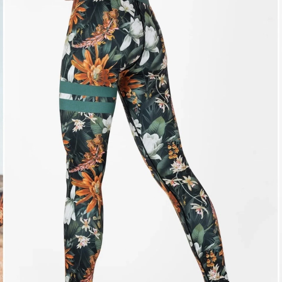 Leggings florales Stronger the Label Vietnam medias verdes tropicales precio de venta sugerido por el fabricante $129 usados en excelente estado S Foto 2 de 4