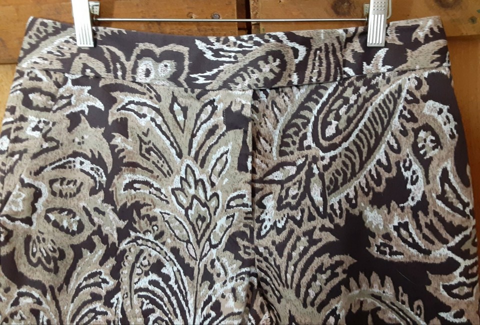 Oscar de la Renta Capri Pants Size 12 Paisley Floral Print Brown Khaki