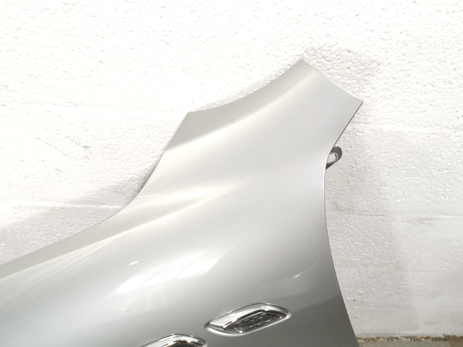 Maserati Levante 3.0 L AWD 2017 Front Left Silver Color Fender Cover OEM