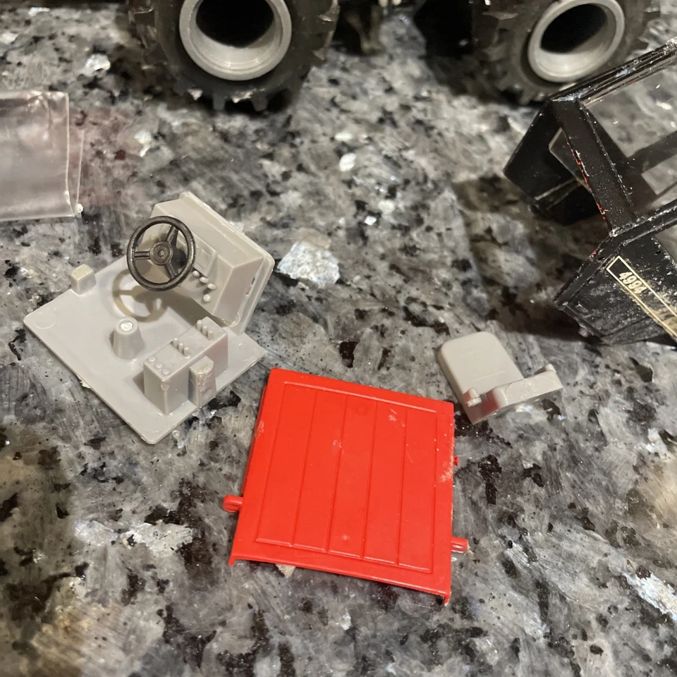 Conrad Case IH 4994 4WD Tractor 1/35 West Germany Heavy Damage Repair Parts - Image 4 of 4