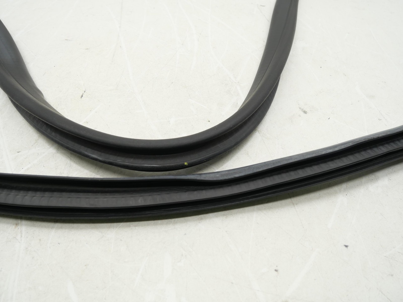 Used Driver Door Weather Strip Seal Molding Rubber LH 2016-2021 McLaren 570S OEM