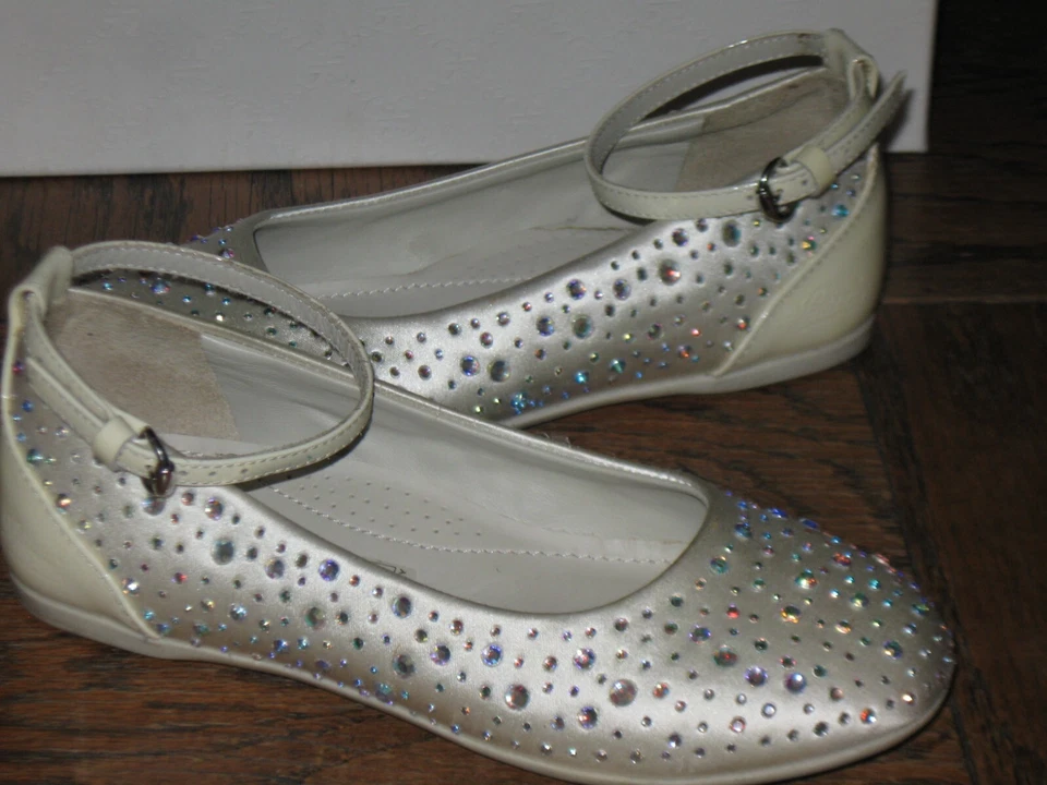 GUCCI NIÑA COLORIDOS PEDRERÍA SOBRE SATÉN Y CHAROL MARY JANE PLANOS Talla 29 Foto 4 de 4