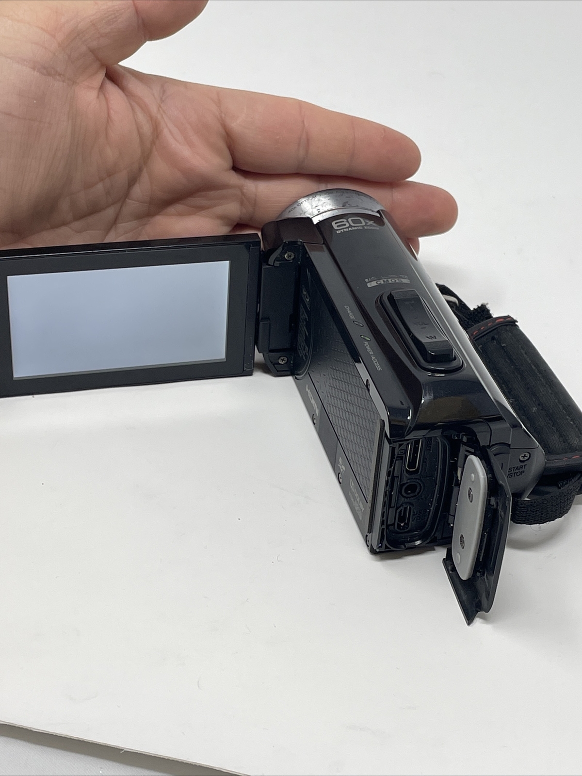 JVC GZ-R10BU Quad-Proof Full HD AVCHD 60x HDMI Camcorder READ!!