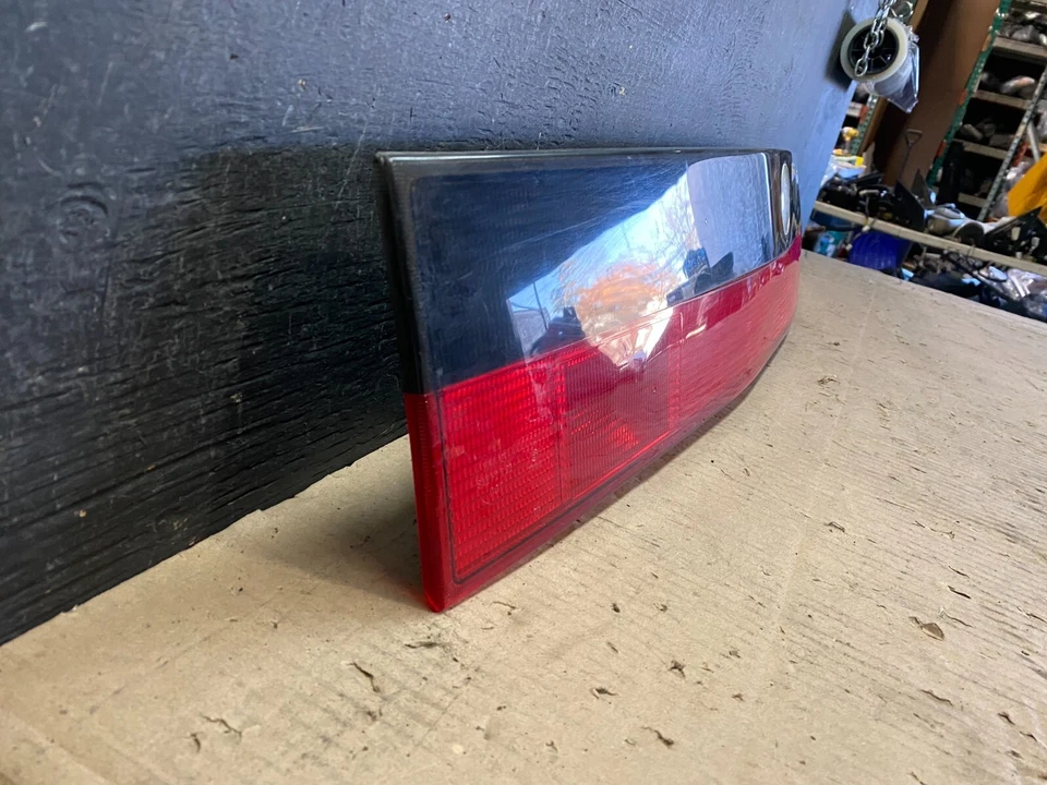1993 to 1997 Saab 9000 Center Trunk Rear Brake Tail Light OEM i3533 DG1 - Image 3 of 4