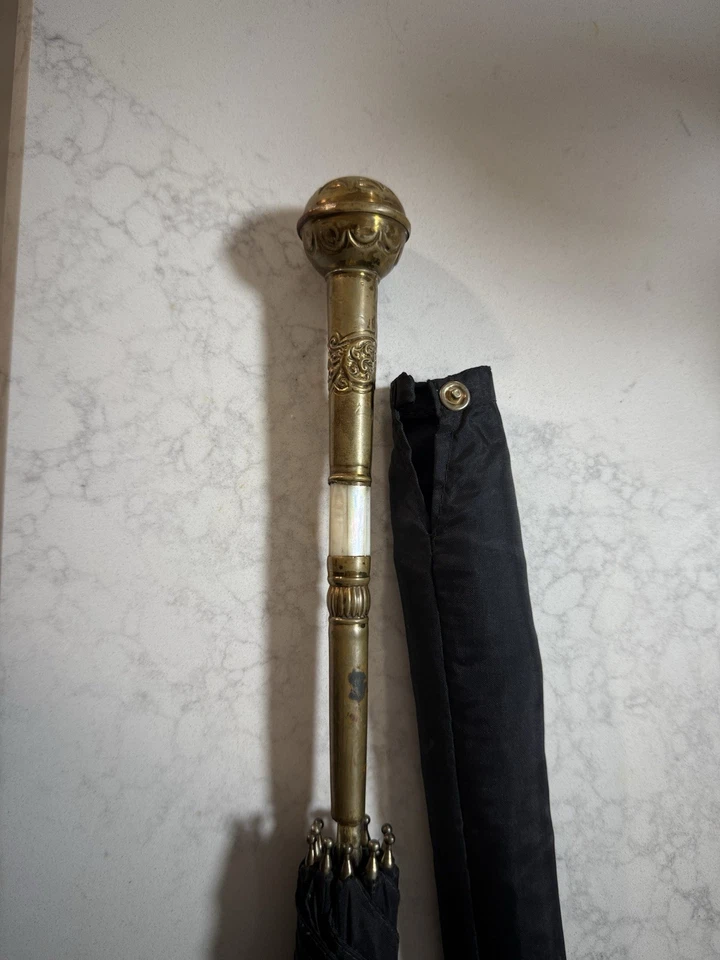 Antigua sombrilla victoriana Art Nouveau negra chapada en oro mango de madreperla Foto 2 de 4