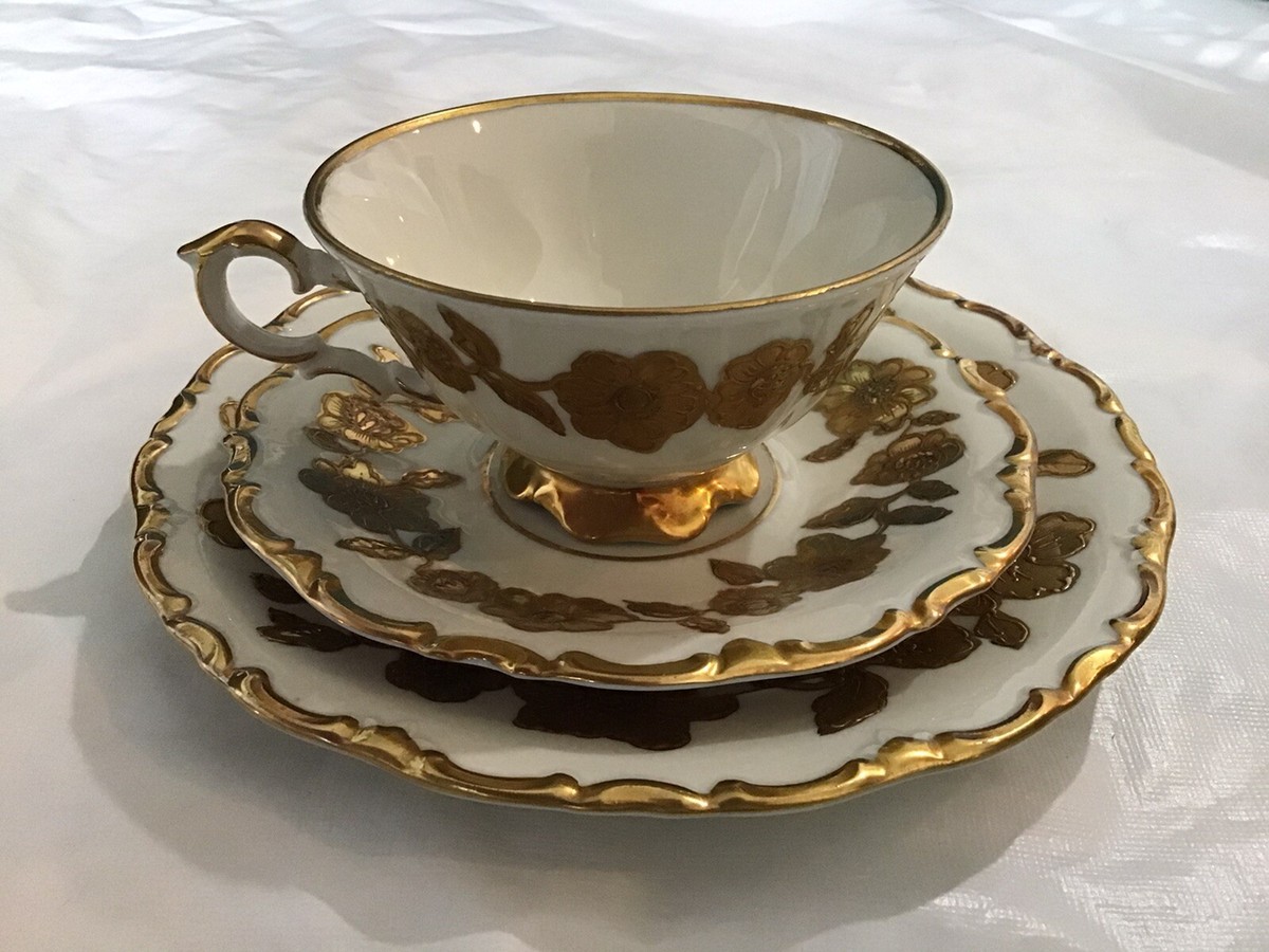 Waldershof Bavaria Germany Handmalerei 22 Karat Gold Cup, Saucer