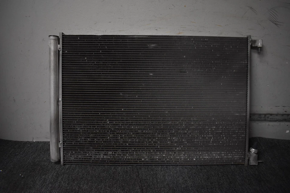 Mercedes Benz C63 AMG S 2015-2020 base radiador OEM de fábrica Foto 4 de 4