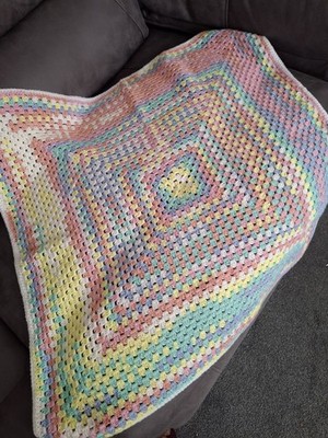 Handgefertigte glitzernde mehrfarbige Granny Square gehäkelte Babydecke 26 x 26 cm
